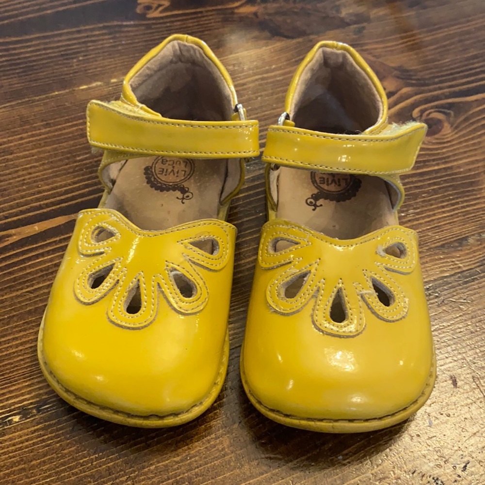 Livie and Luca petals sz 8
